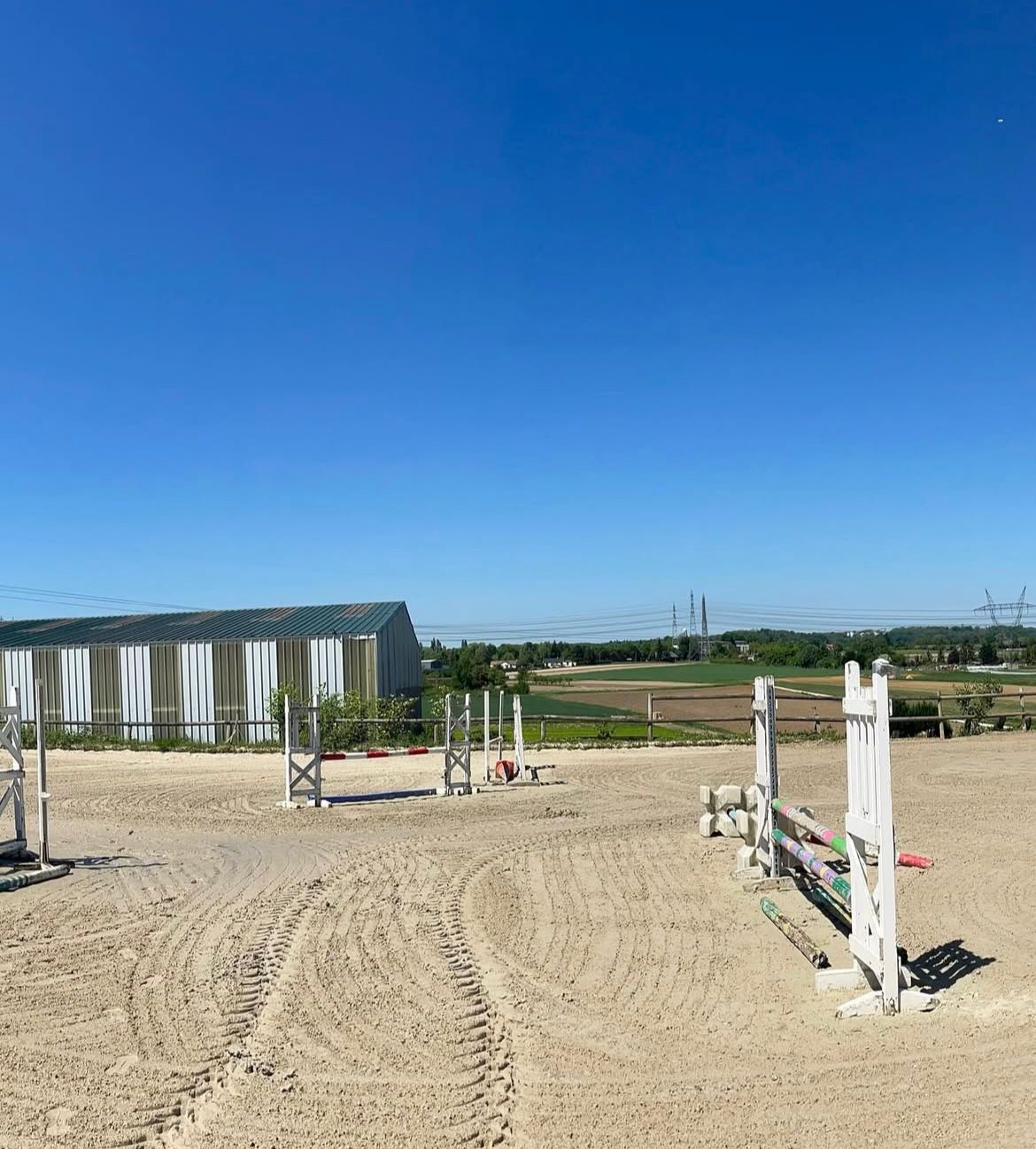 Carrière extérieure de la JK Equestrian Academy